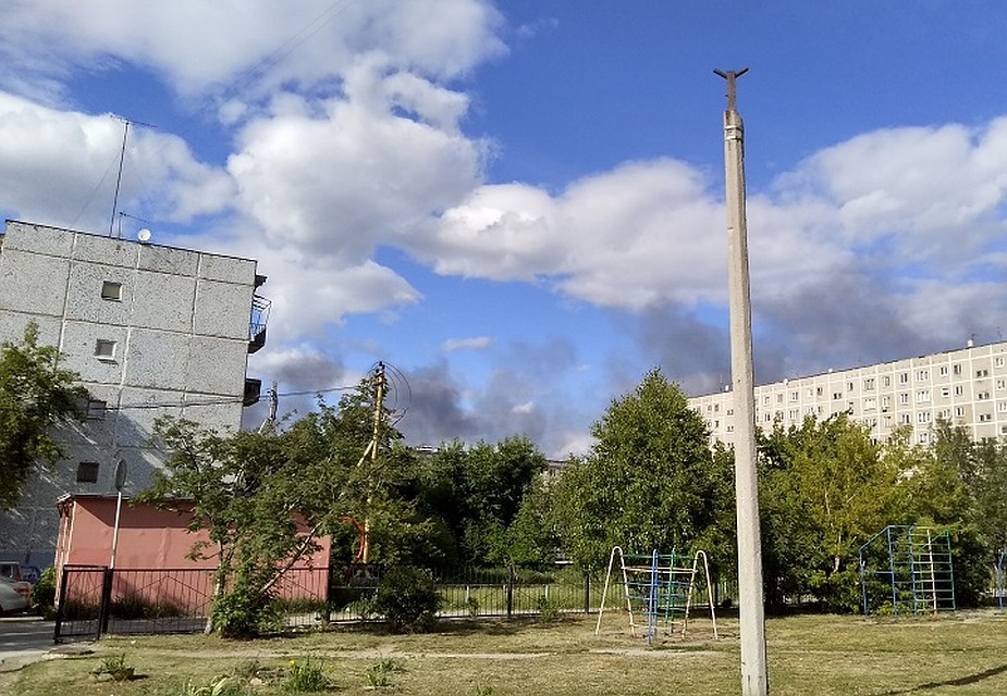 Дым было видно даже во дворах по улице Крауля в 6-ти километрах от пожара. Фото: Лев ИСТОМИН