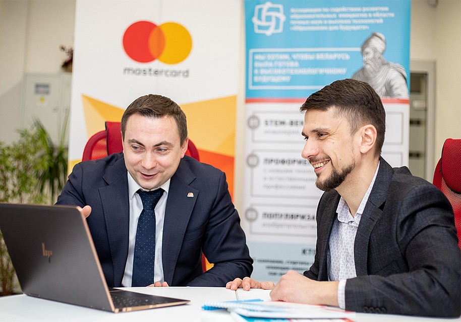 Вадим Головчиц, директор Mastercard в Беларуси, и Александр Хомич, директор ассоциации «Образование для будущего».