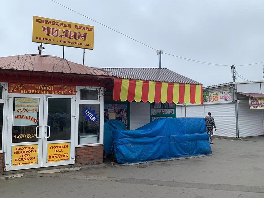 Продуктовый рынок тоже закрыт Фото: Олег БЕЛОВ