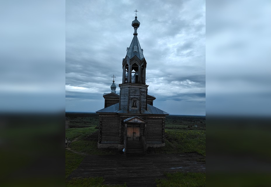 Церковь Ильи Пророка под замком, кто-то устроил здесь свалку