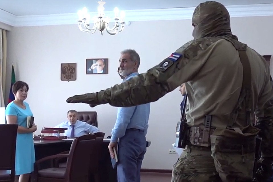 Момент задержания чиновников государственного казенного учреждения Республики Дагестан. Фото: ОПЕРАТИВНАЯ СЪЕМКА