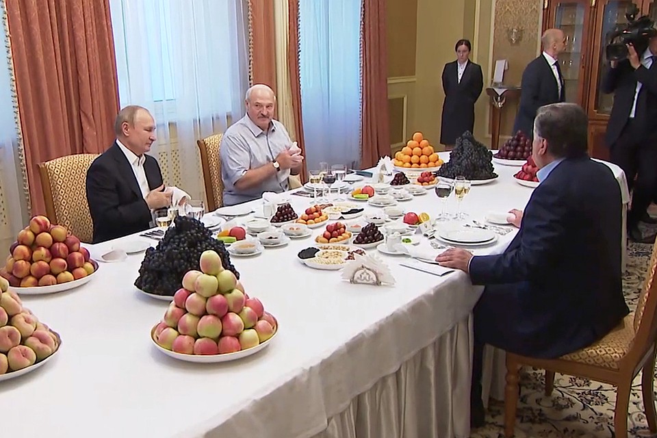 Ужинали президенты за столом, который накрыл президент Таджикистана Эмомали Рахмон. Фото: кадр видео БелТА