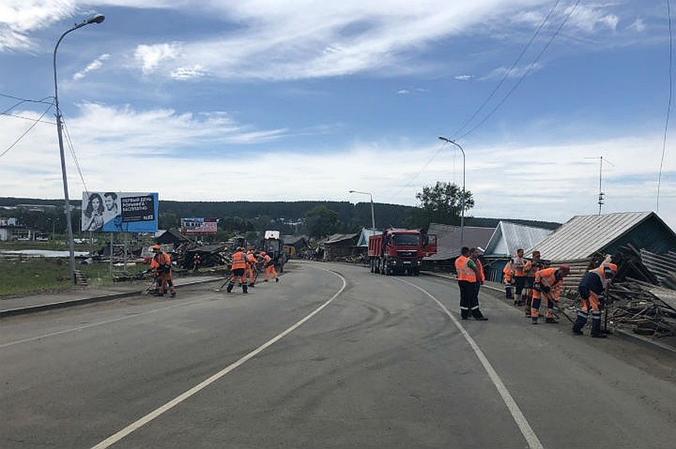 Дорожники закончили разбирать завалы и мусор на трассе и подходах к мосту. Фото: пресс-служба ФКУ Упрдор "Прибайкалье".