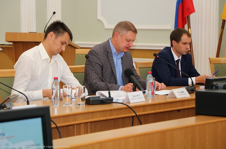 Представителей ООО «Комплексные транспортные системы» буквально завалили замечаниями и вопросами. Фото: пресс-служба администрации Рязани.