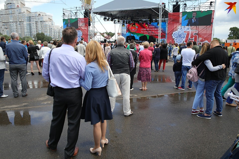 Погода не очень благоприятная, но минчане и гости столицы празднуют на этом месте День независимости. Фото: Святослав ЗОРКИЙ