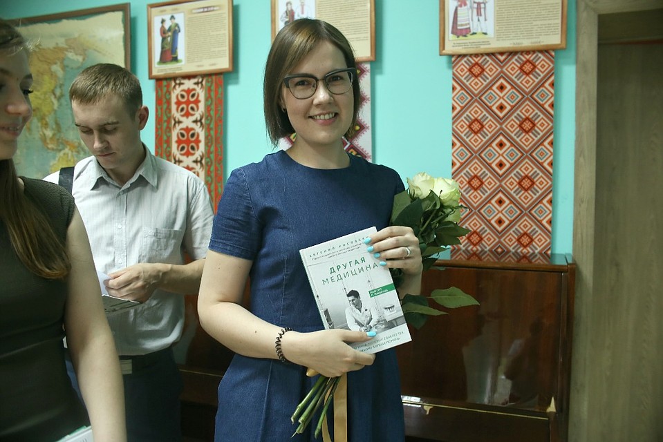 Читатели даже подарили Доктору Жене цветы и сладости. Фото: Валентина ВАГАНОВА