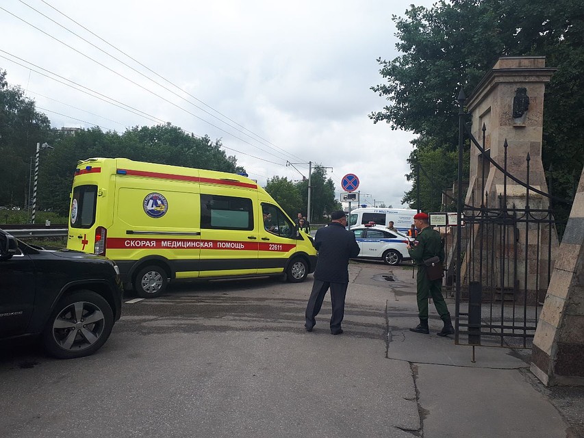 У входа в Серафимовское кладбище дежурят две машины скорой