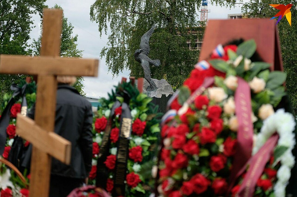 Моряков похоронили рядом с подводниками "Курска" Фото: Артем КИЛЬКИН