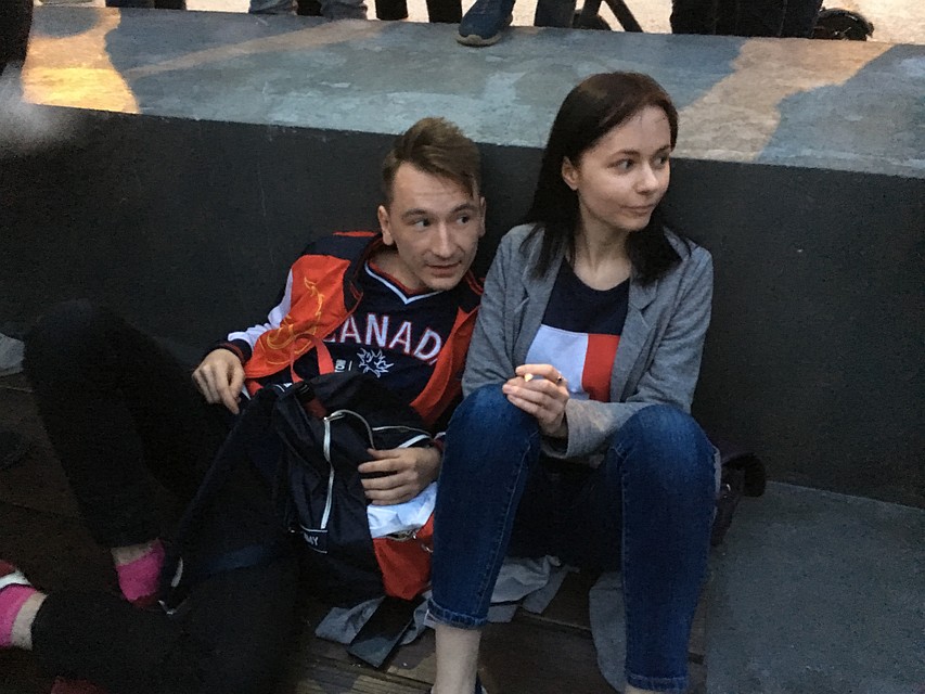 Парня под белы рученьки и в машину полиции. Девушку не взяли, хотя она очень просила Фото: Павел КЛОКОВ