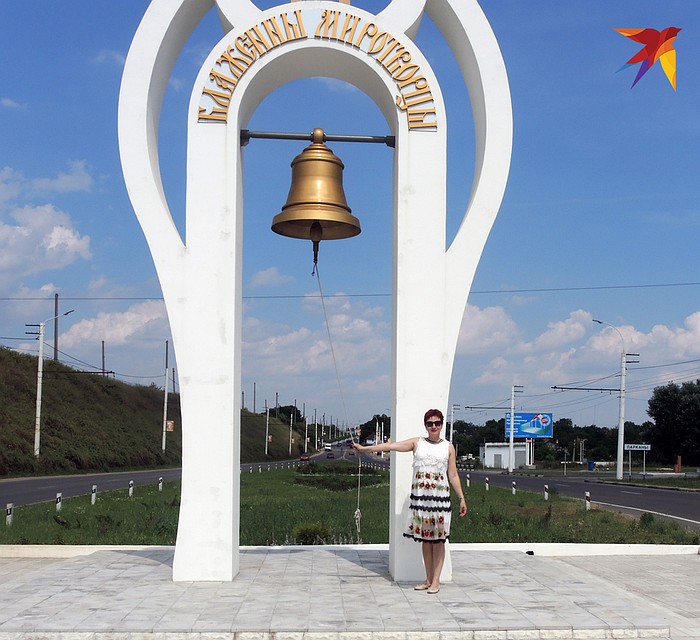 Дарья Асламова у памятника в Приднестровье "Блаженны миротворцы". Фото: Дарья АСЛАМОВА