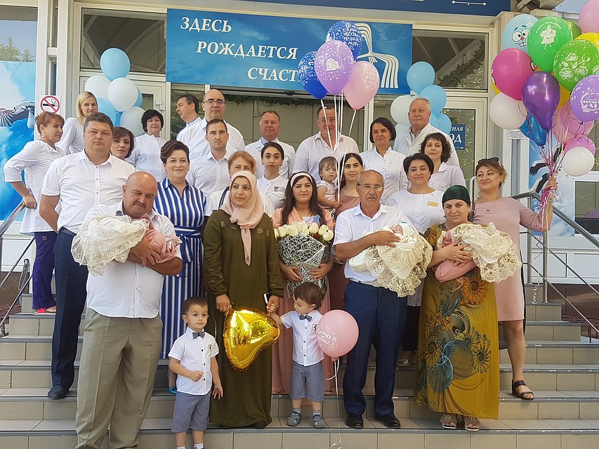 В НИИАП РостГМУ торжественно выписали четвертую тройню, появившуюся на свет в Ростовской области в этом году. Фото: Ольга ГОПАЛО