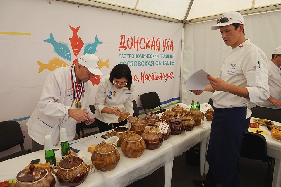 Судьям предстоит нелегкая работа, ведь все так вкусно. Фото: пресс-служба правительства Ростовской области.