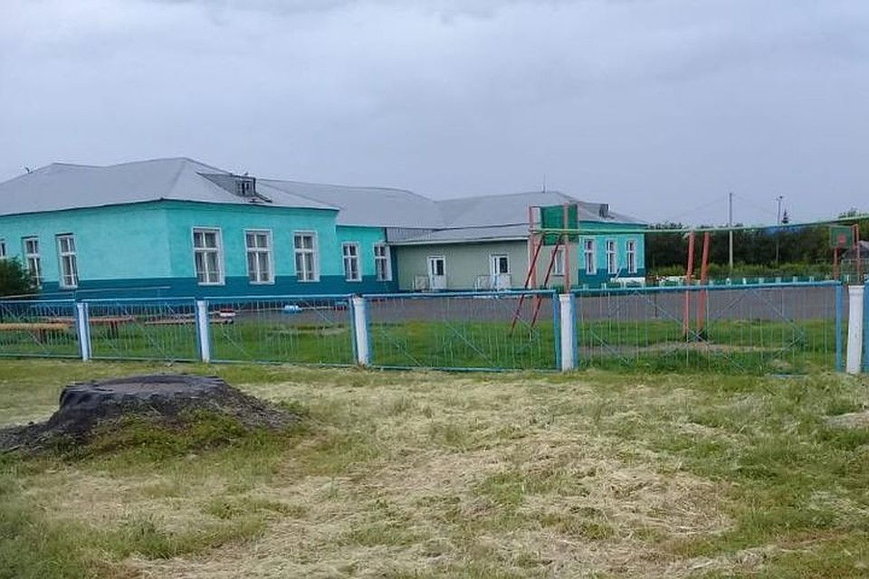 Именно эта одноэтажная школа стала настолько привлекательной, что ребятне стало в ней тесно. Фото: личный архив.