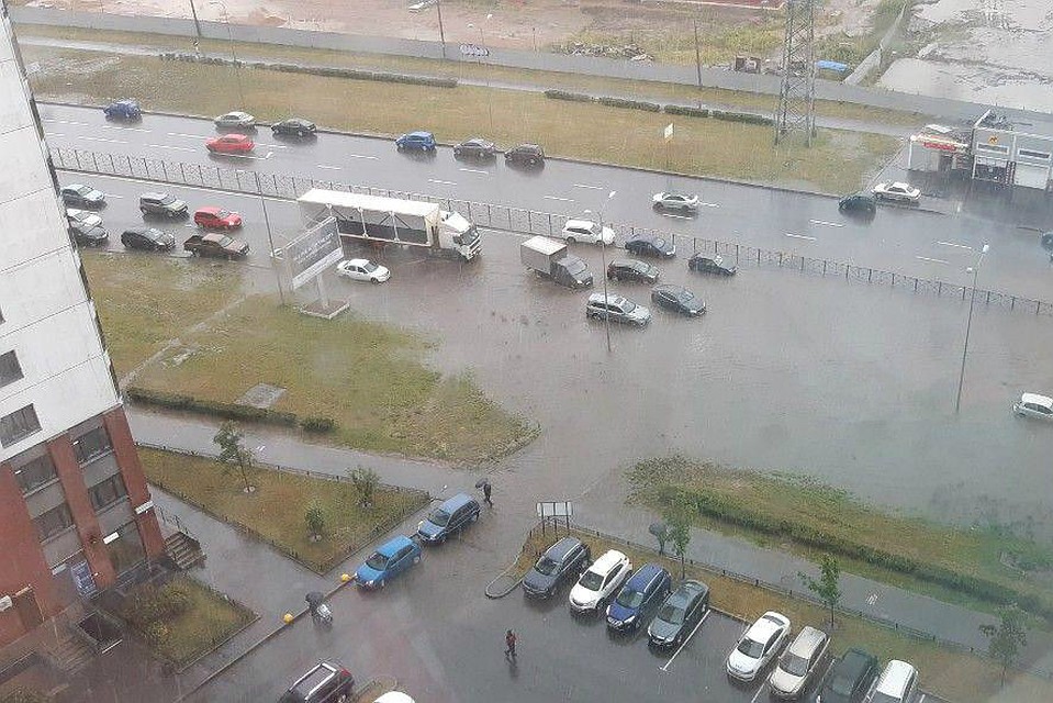 Парашютная стала самой затопленной улицей города. Фото: https://t.me/Megapolisonline