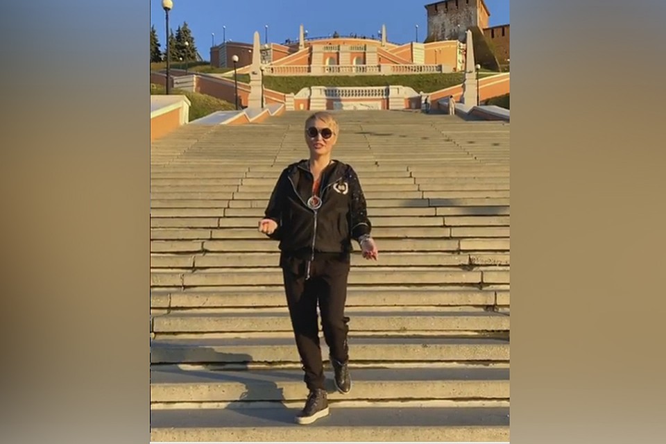 Катя Лель на Чкаловской лестнице Фото: СОЦСЕТИ