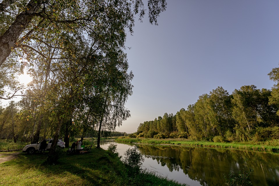 На фото река Миасс в поселке Кайгородово. Берега скрыты в тени берез. Фото: Андрей АБРАМОВ