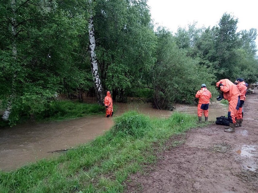В отрезанное водой село вылетели спасатели. Фото: Шолбан КАРА-ООЛ.