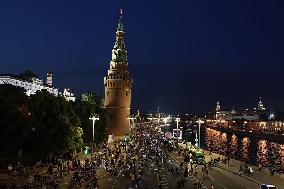 С ветерком по улицам ночной Москвы! Фото: пресс-служба ВТБ