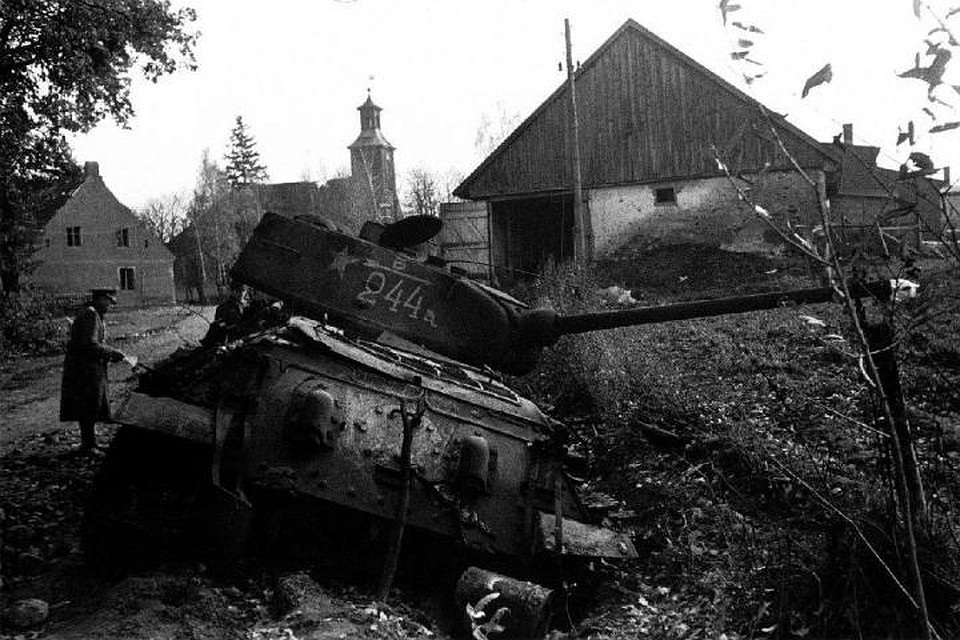 Немецкий офицер осматривает подбитый танк 25-й танковой бригады. Фото: waralbum.ru