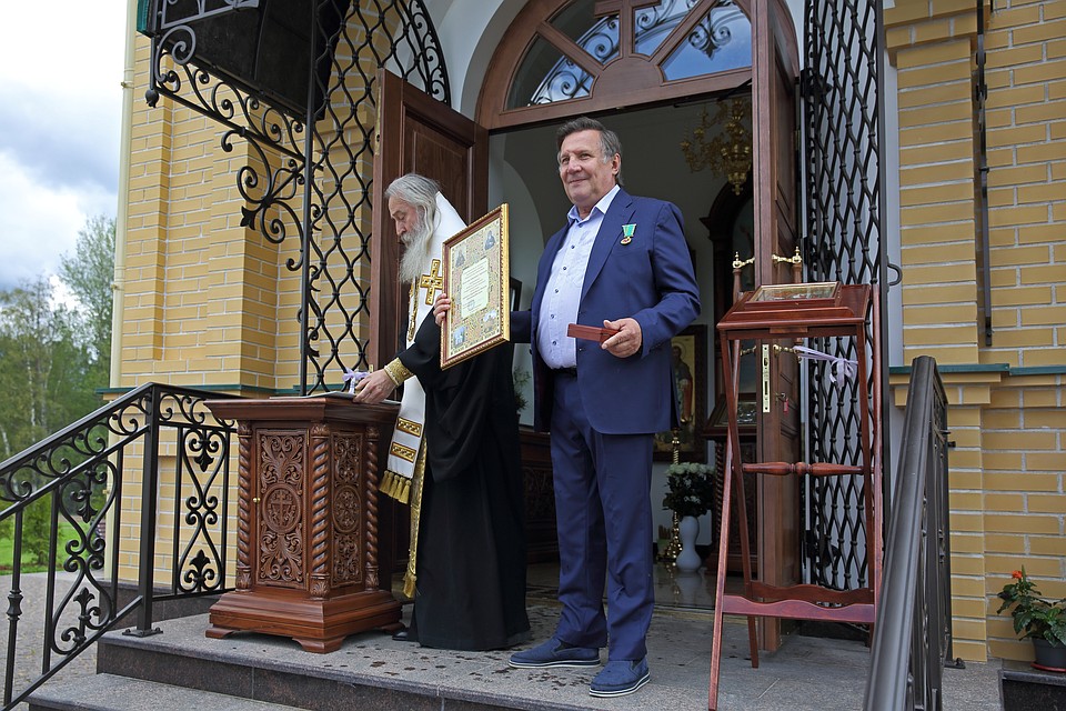 На праздничную службу пришли спикер Законодательного собрания Петербурга Вячеслав Макаров и ктитор монастыря, президент фонда «Созидающий мир» Вячеслав Заренков.