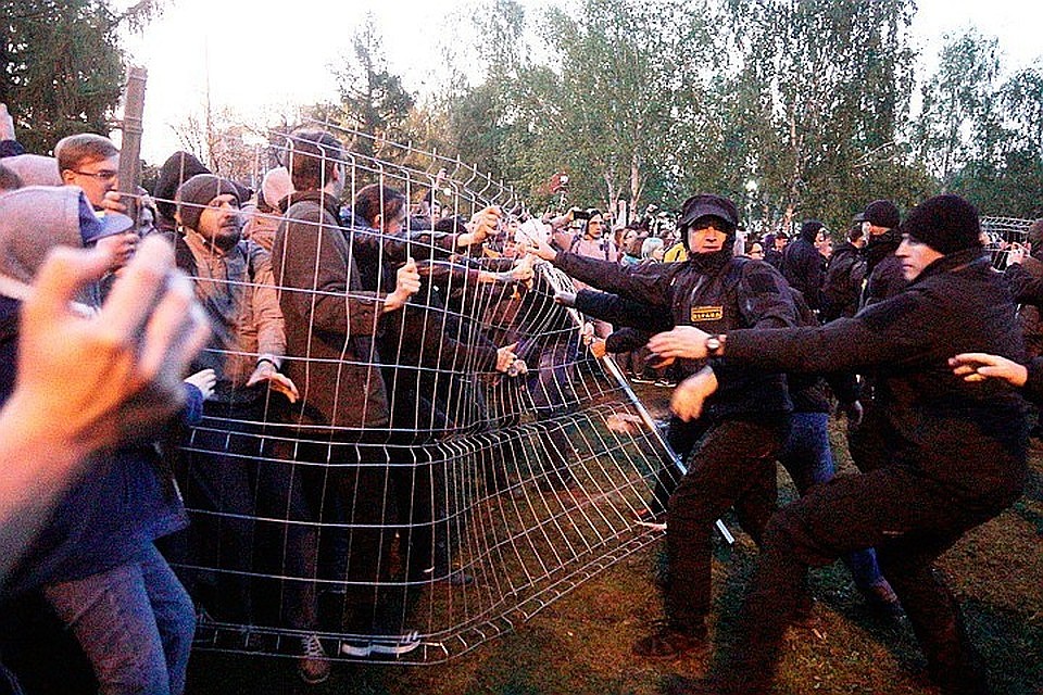 В мае Екатеринбург разделился на два лагеря из-за сквера, в котором собирались построить храм Фото: Алексей БУЛАТОВ