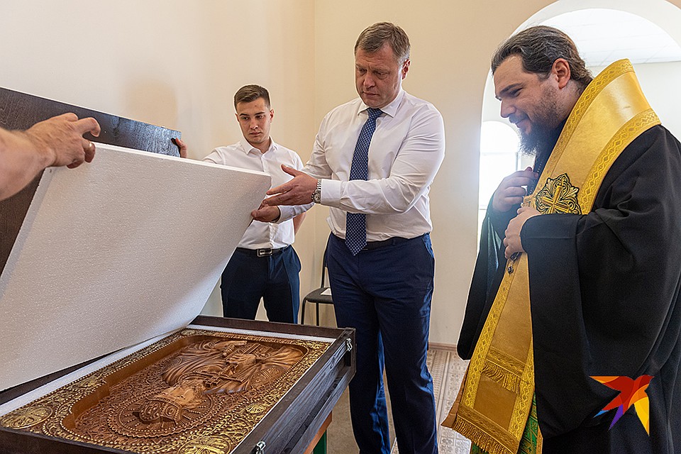 Игорь Бабушкин подарил храму иконы Фото: Михаил ФРОЛОВ
