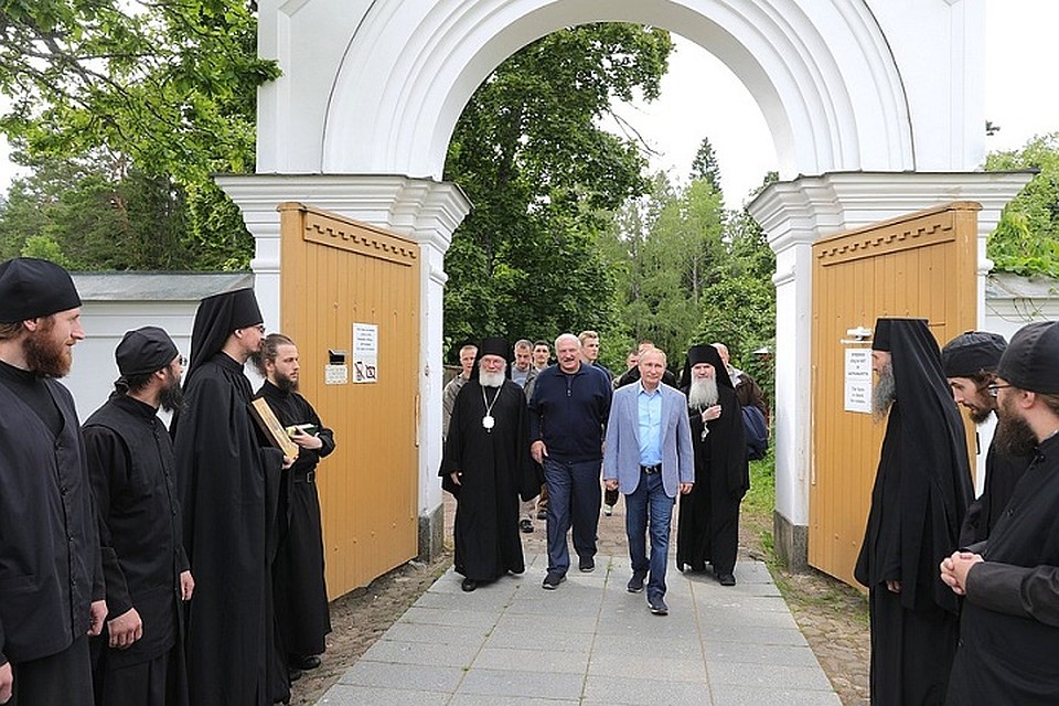 В обители президентов Беларуси и России встретили священнослужители. Фото: kremlin.ru.