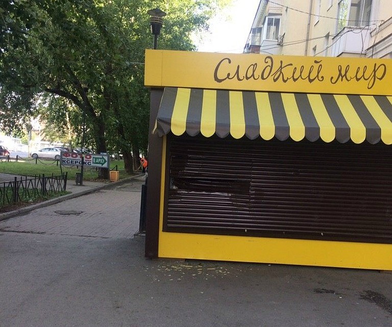 пострадали павильоны, которые стояли возле станций метро «Уралмаш» и «Проспект Космонавтов» Фото: сообщество "Инцидент Екатеринбург" в соцсети "ВКонтакте"