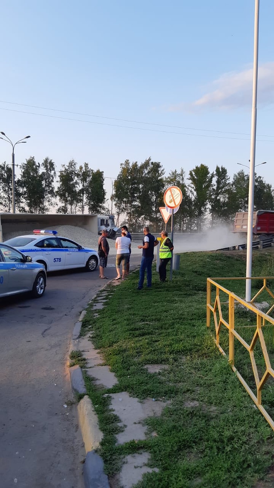 От удара грузовик с щебенкой опрокинулся