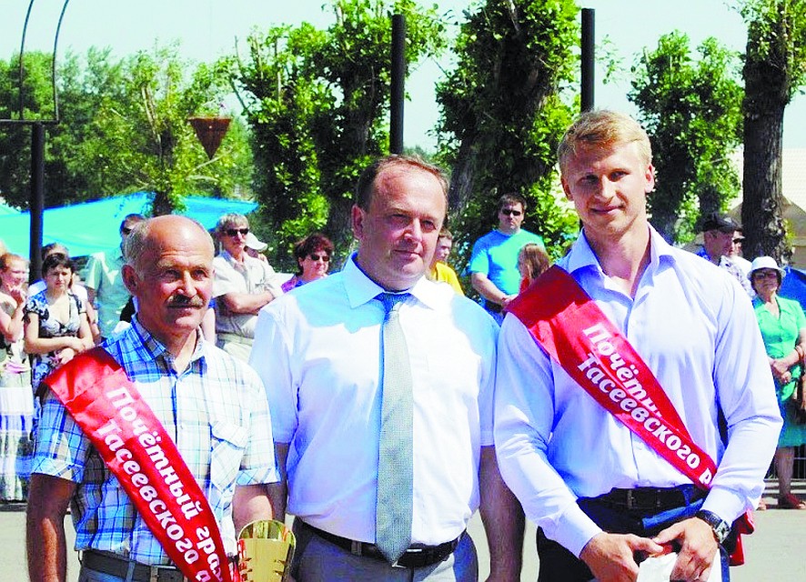 Глава с Олимпийским чемпионом Дмитрием Труненковым и его тренером Почетным гражданином Тасеевского района Анатолием Туровым. фото_Администрация Тасеевского района