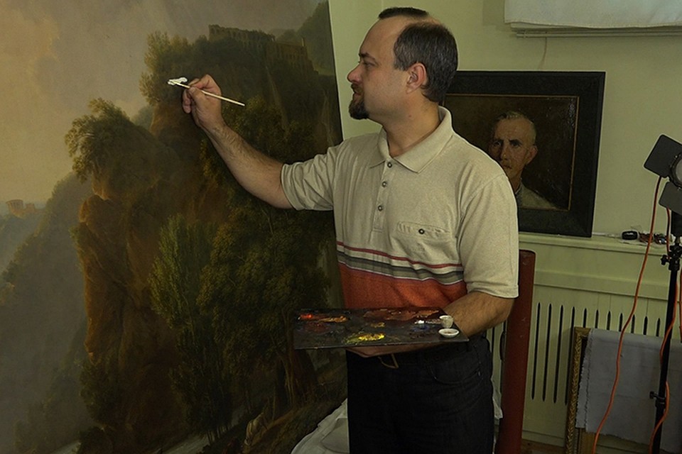 Художник-реставратор Евгений Лактионов за работой Фото: Елена ШИНКАРЕНКО
