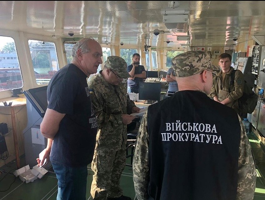 НА судне провели обыски, изъяли все документы и бортовые журналы\ФОТО: аккаунт в Фейсбуке главного военного прокурора Украины