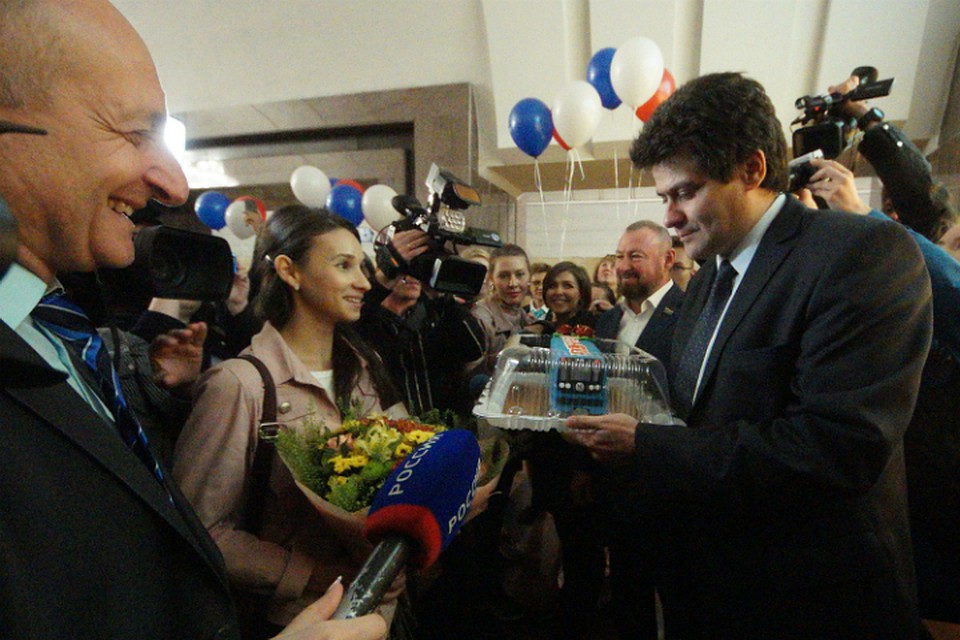 Вручали подарки мэр города, зампредседателя депутата и директор метрополитена Андрей Панаиотиди Фото: Алексей БУЛАТОВ