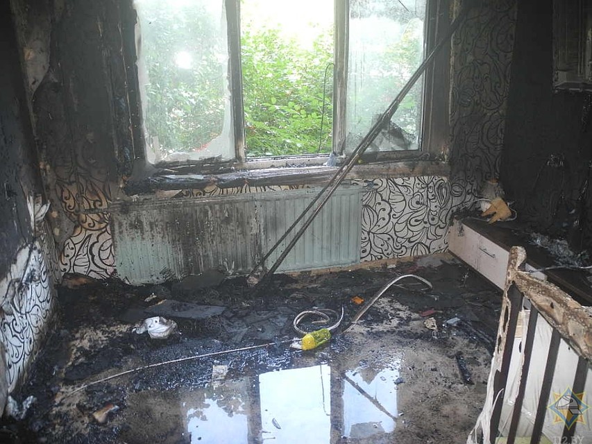 В горящей квартире находилась двухлетняя девочка со своим дедушкой