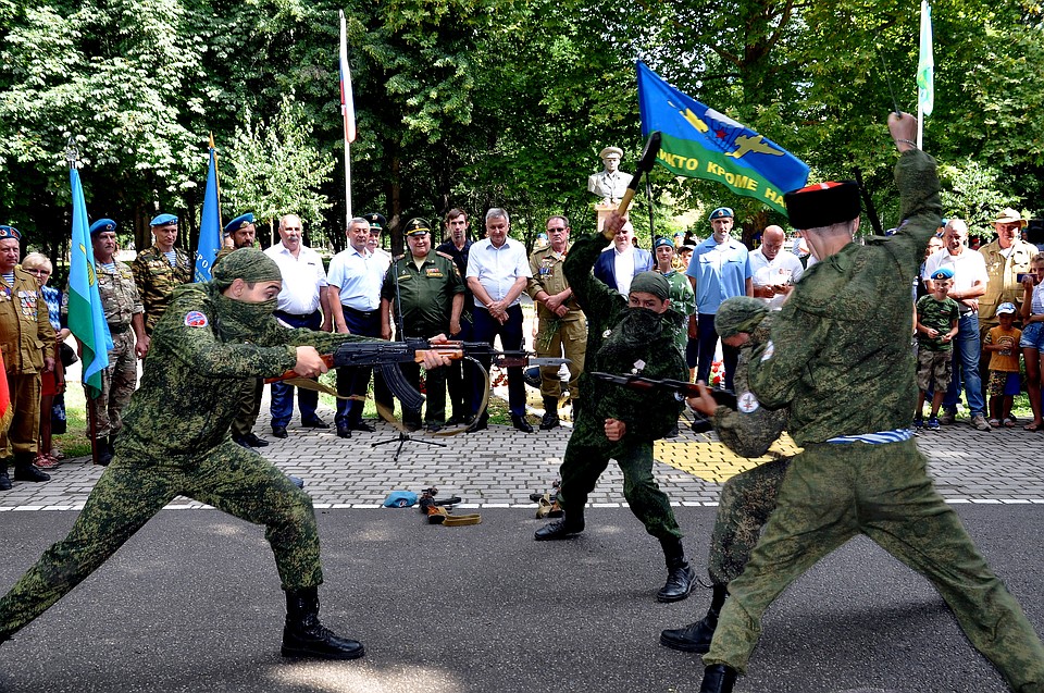 Хорошая физическая подготовка и боевые навыки помогут защитить страну от недругов. Фото: Виталий ПАРУБОВ
