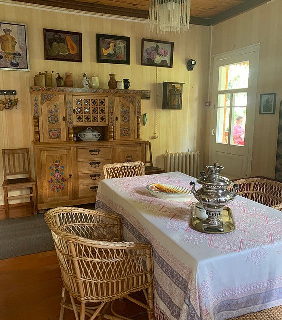 В помещении усадьбы. Фото: Елена ПОПОВА