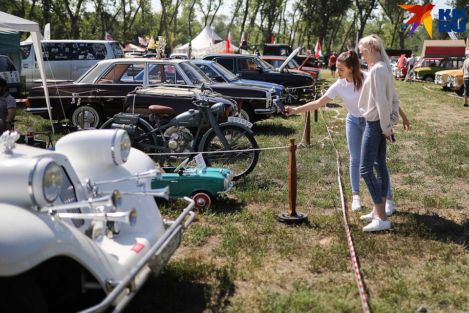 Девушки выбирают себе четырехколесного друга Фото: Дмитрий АХМАДУЛЛИН