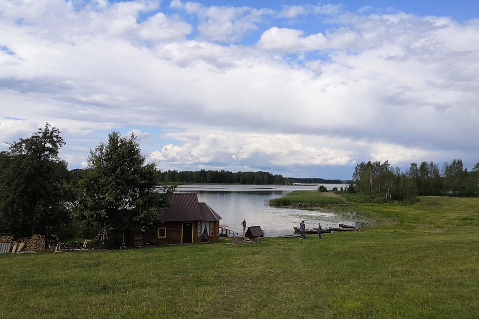 Всю жизнь она живет в окружении красоты Браславских озер. Фото: Раиса ЮДИНА