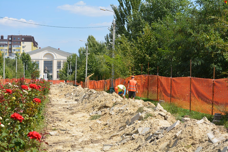 Так сейчас выглядит аллея за забором. Фото: Инна ШЕРЕМЕТЬЕВА