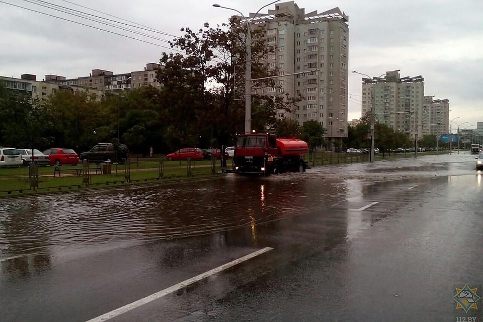 Ливень затопил несколько улиц и заблокировал городской транспорт. Фото: МЧС.