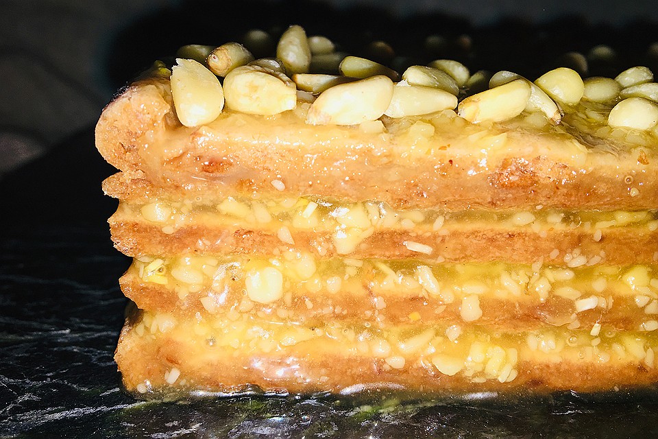 Полуфабрикат, посыпанный кедровыми орешками. Часть я оставляю целыми, так вкуснее. Фото: Ульяна СКОЙБЕДА