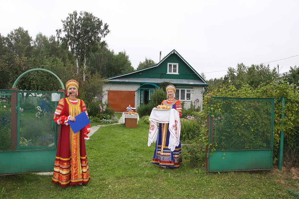 В Новосеменовке членов жюри встречают хлебом и солью Фото: Елена Масленникова