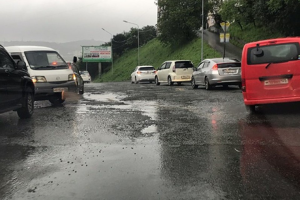 Ямы заставляют автомобилистов вылезать на встречную полосу Фото: Сергей БАЛАНОВ