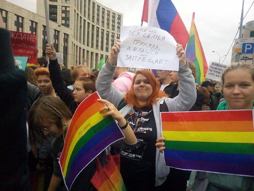 Даже законный митинг-концерт запомнится не трезвыми мыслями, в украинскими и радужными флагами а-ля «Це Европа» Фото: предоставлено читателями.