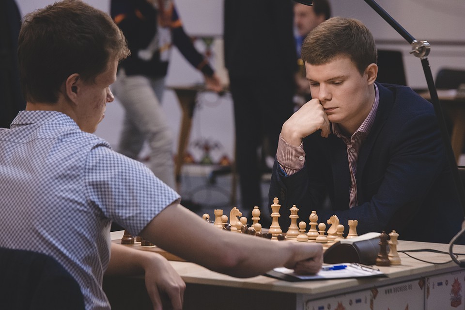 Кирилл Алексеенко играет против Владислава Артемьева Фото: Сергей ГРАЧЕВ