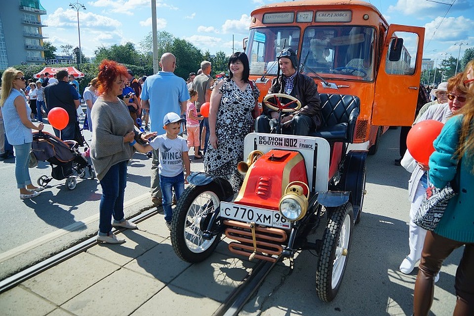 Тысячи горожан ежегодно приходят посмотреть на ретро-автомобили Фото: Алексей БУЛАТОВ