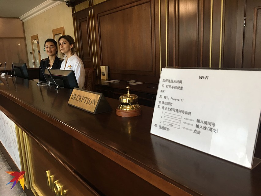 В гостиницах - таблички на китайском. Фото: Ульяна СКОЙБЕДА
