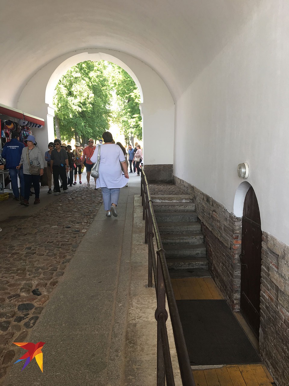 За этой дверью в Причальной арке Петропавловской крепости находился "Музей янтаря", принадлежащий обманутым Николаевым китайским бизнесменам. Теперь он закрыт. Фото: Ульяна СКОЙБЕДА