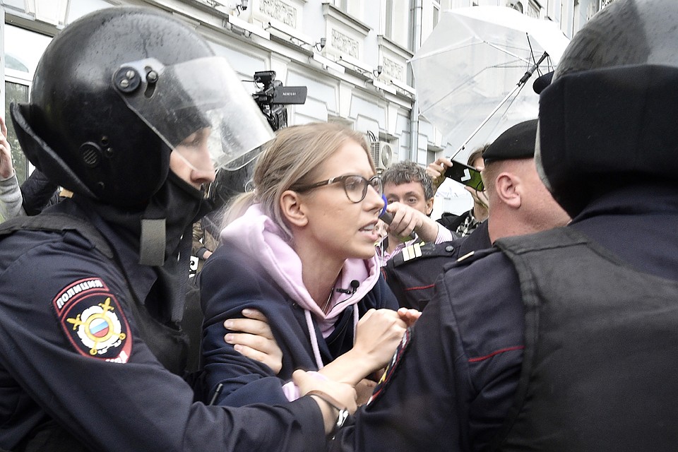 Сотрудники полиции задерживают в центре города Любовь Соболь, которая были среди организаторов несанкционированных акций. Фото: Дмитрий Серебряков/ТАСС
