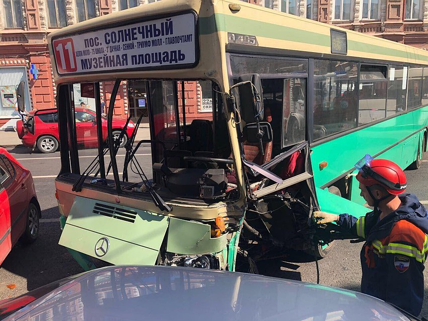 По словам очевидцев, автобус был заполнен пассажирами и ехал с большой скоростью